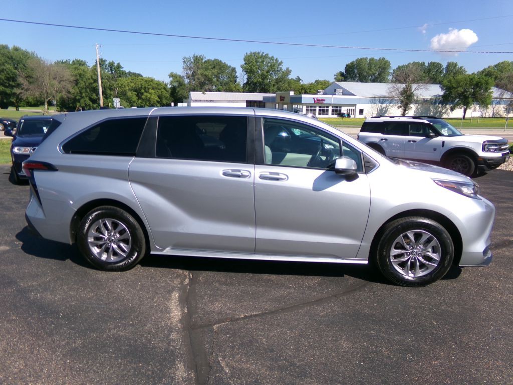 2022 Toyota Sienna Image 2