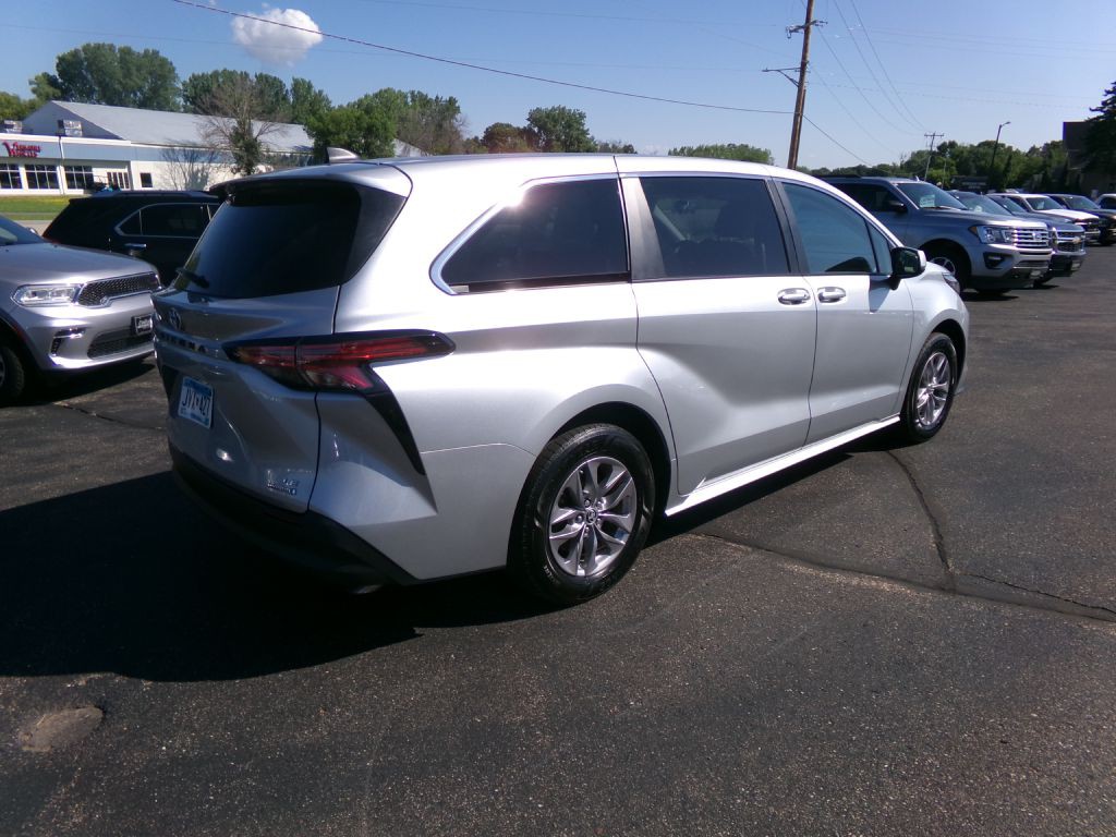 2022 Toyota Sienna Image 3