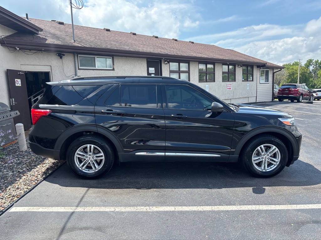 2021 Ford Explorer Image 2