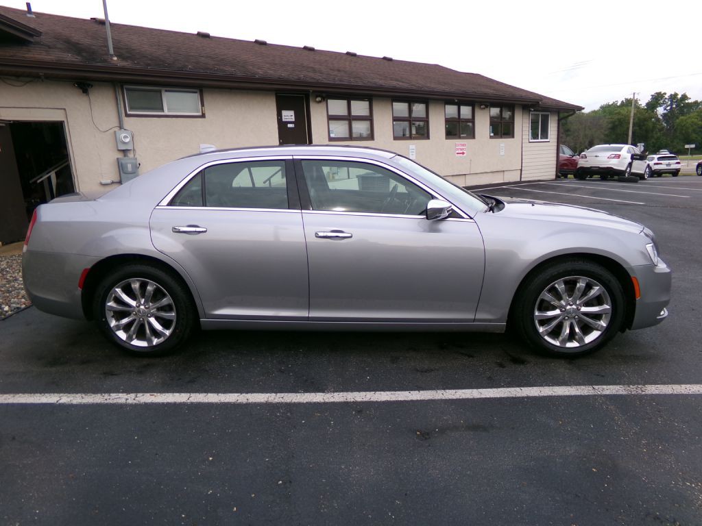 2018 Chrysler 300 Image 2