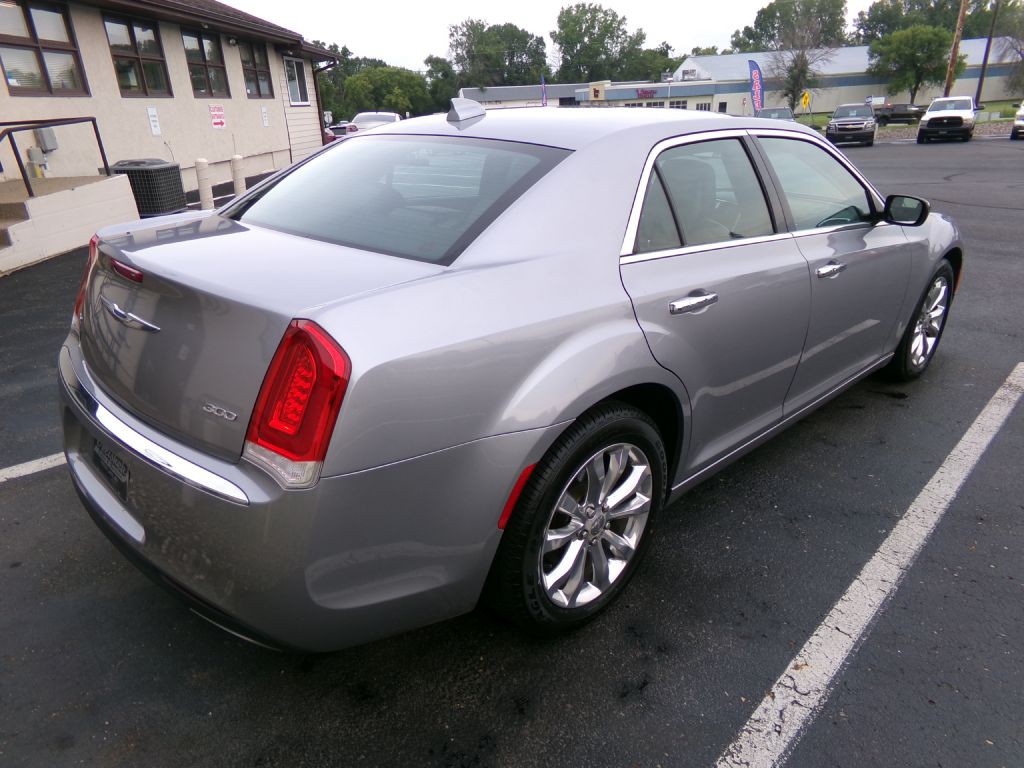 2018 Chrysler 300 Image 3