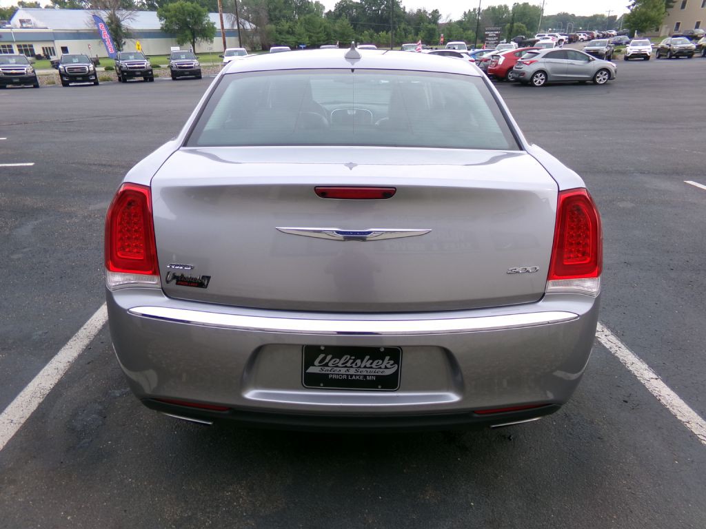 2018 Chrysler 300 Image 4