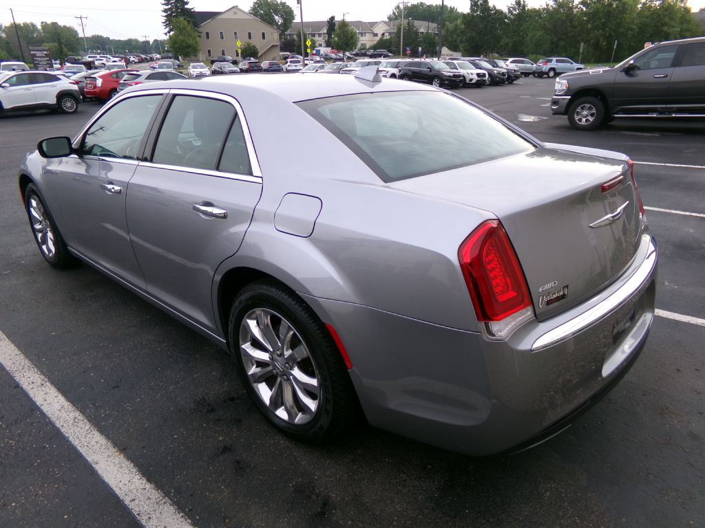 2018 Chrysler 300 Image 5