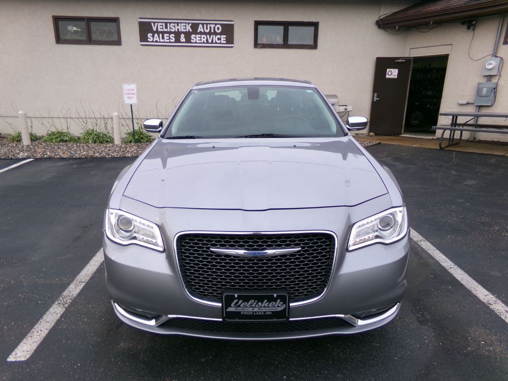 2018 Chrysler 300 Image 8