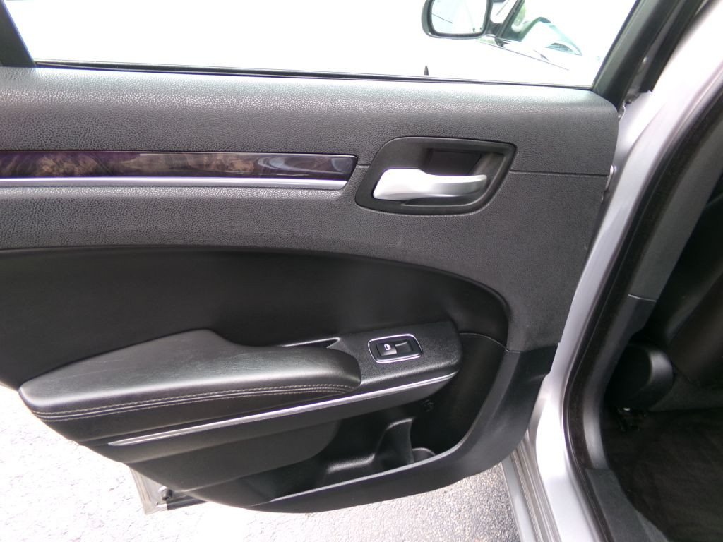 2018 Chrysler 300 Image 30