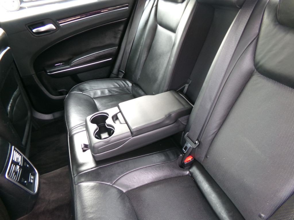 2018 Chrysler 300 Image 32