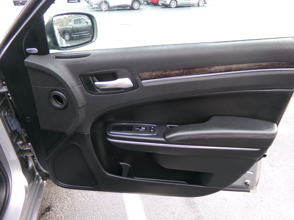 2018 Chrysler 300 Image 34