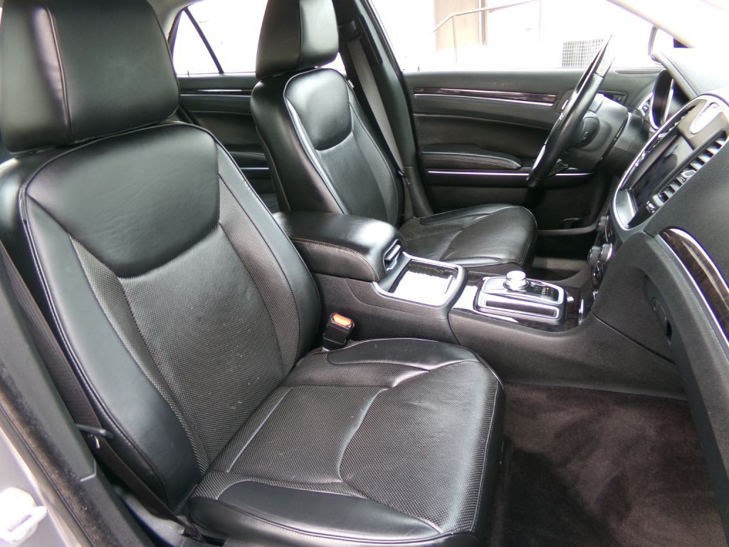 2018 Chrysler 300 Image 37