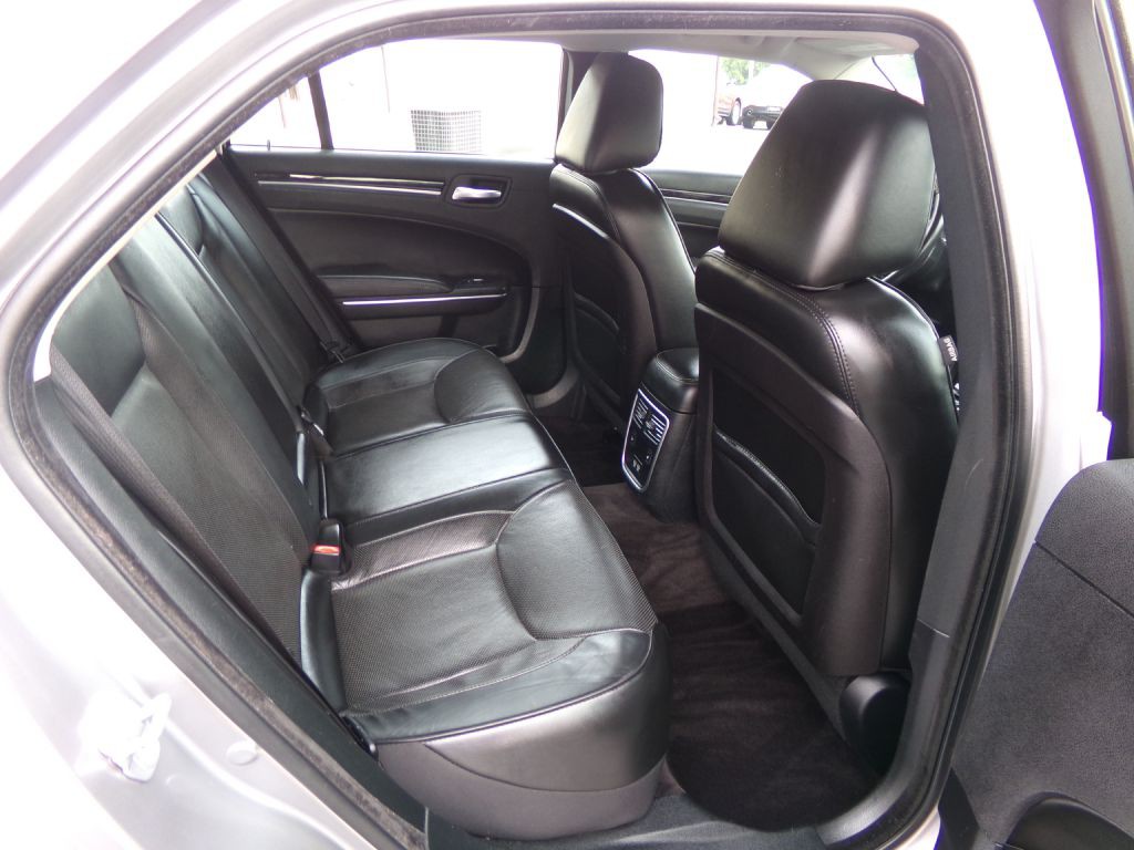 2018 Chrysler 300 Image 38