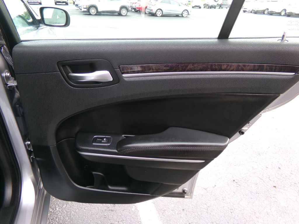 2018 Chrysler 300 Image 39