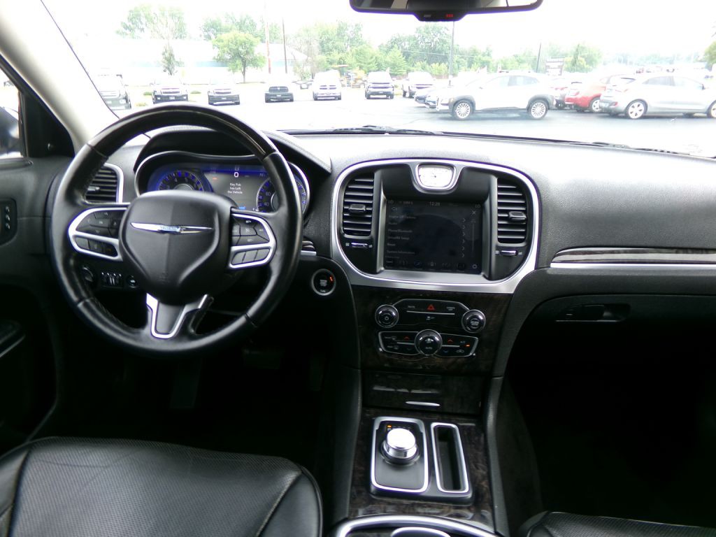 2018 Chrysler 300 Image 40