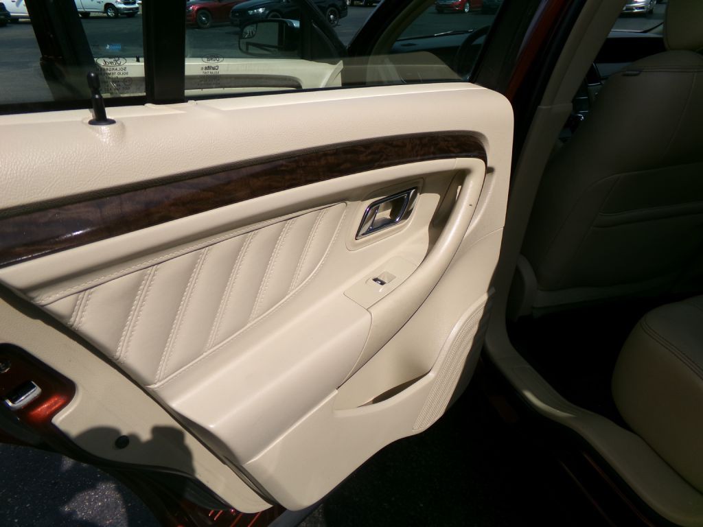 2015 Ford Taurus Image 23