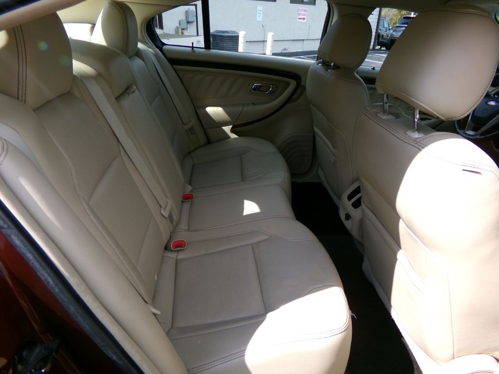 2015 Ford Taurus Image 30