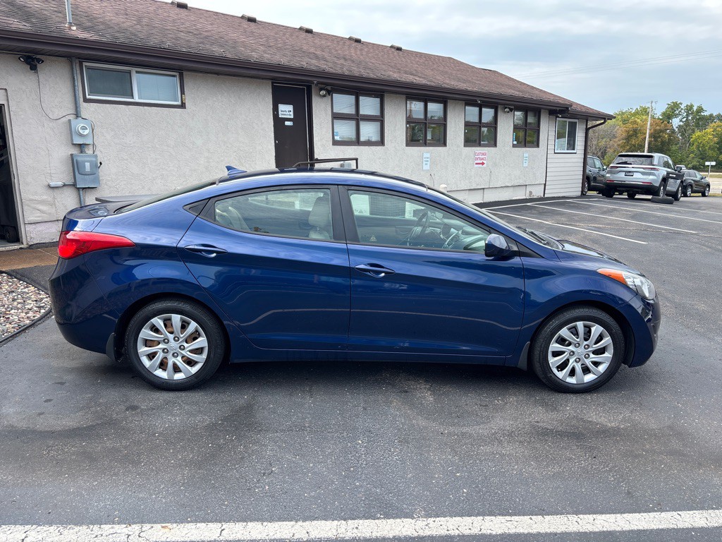 2013 Hyundai Elantra Image 2