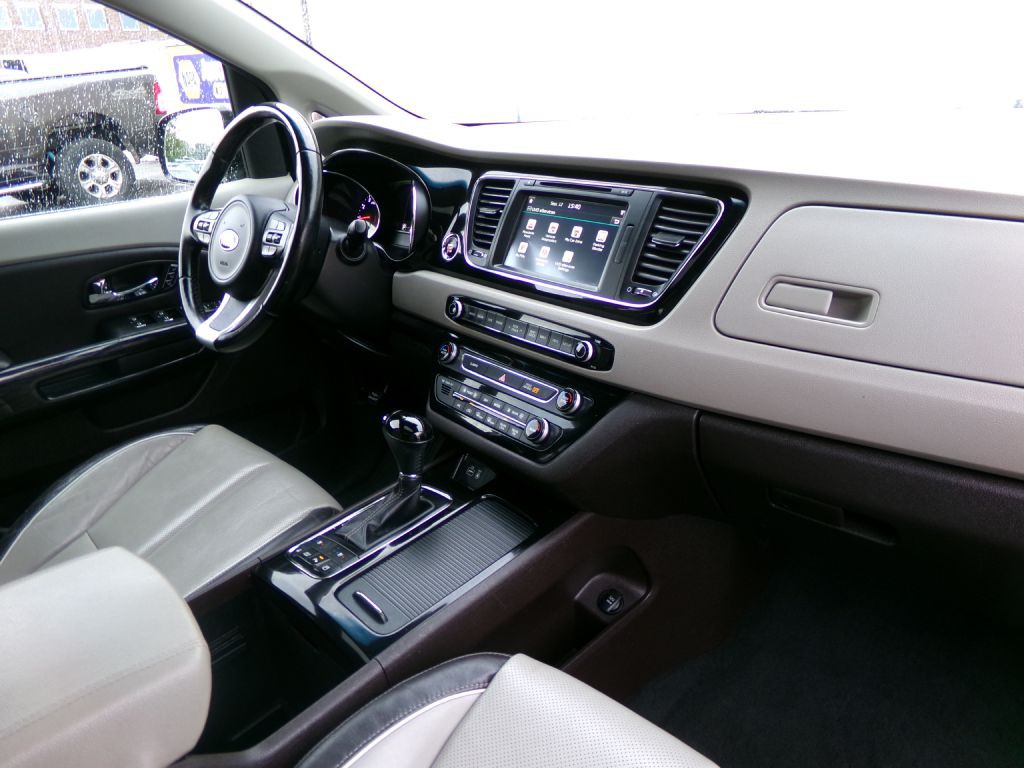 2016 Kia Sedona Image 38