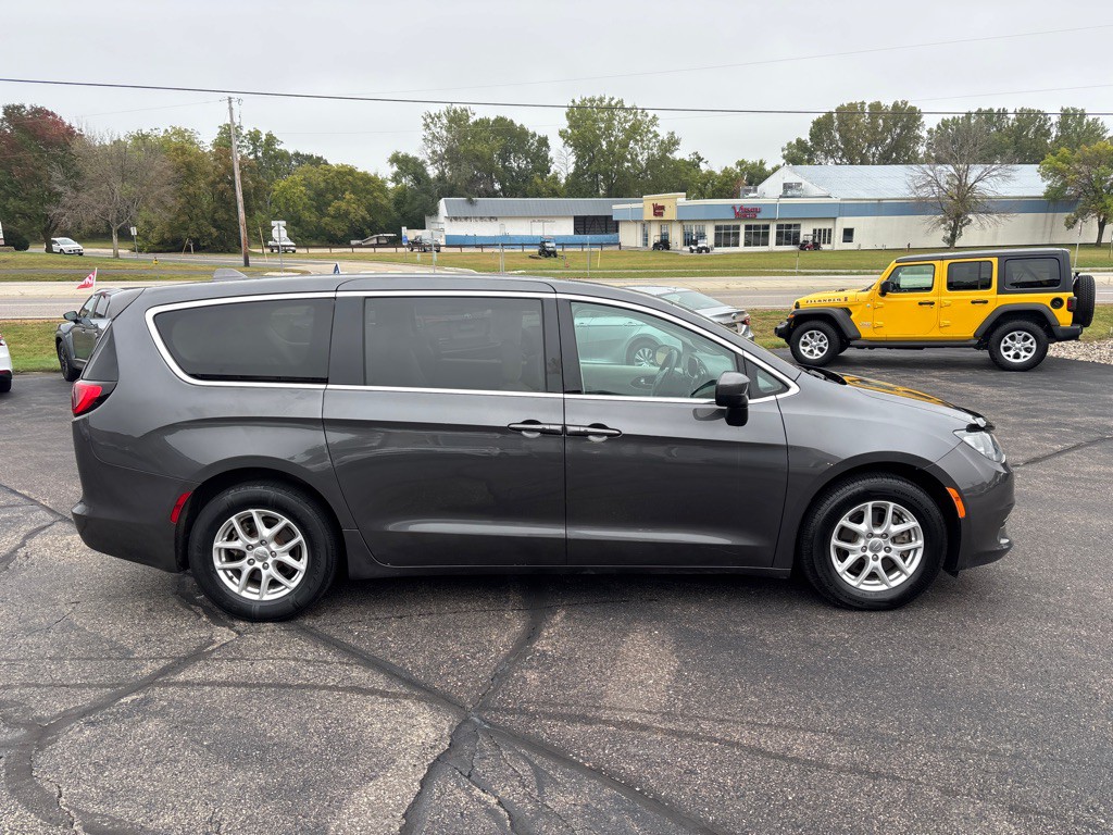2017 Chrysler Pacifica Image 2