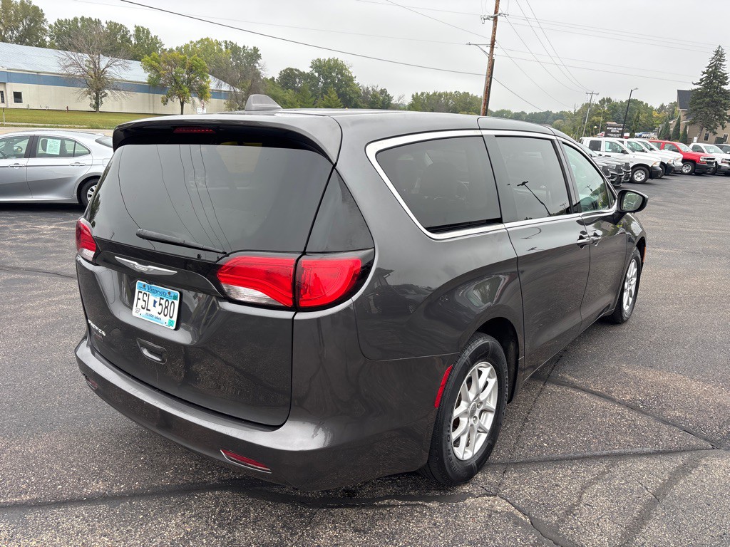 2017 Chrysler Pacifica Image 3