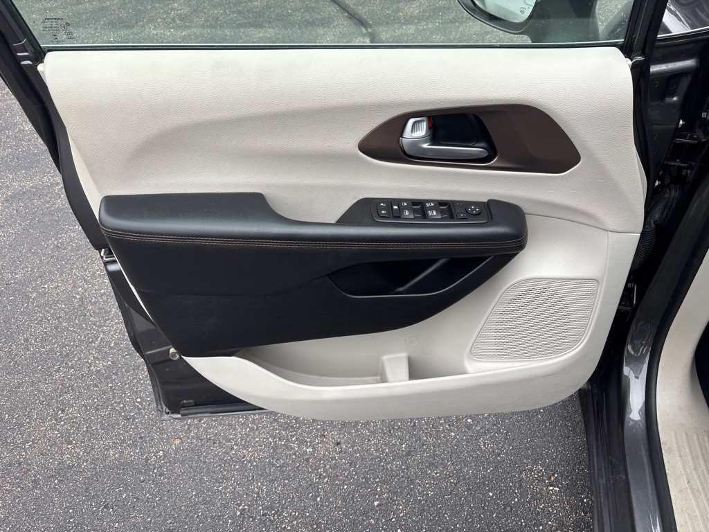 2017 Chrysler Pacifica Image 9