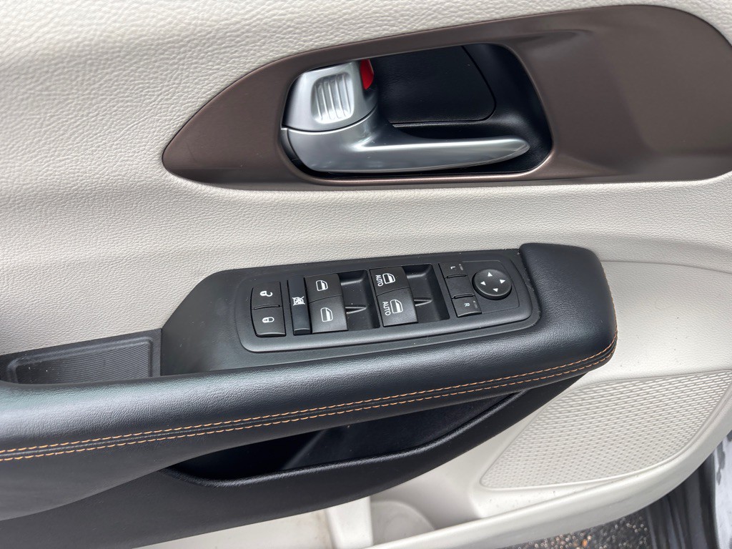 2017 Chrysler Pacifica Image 10