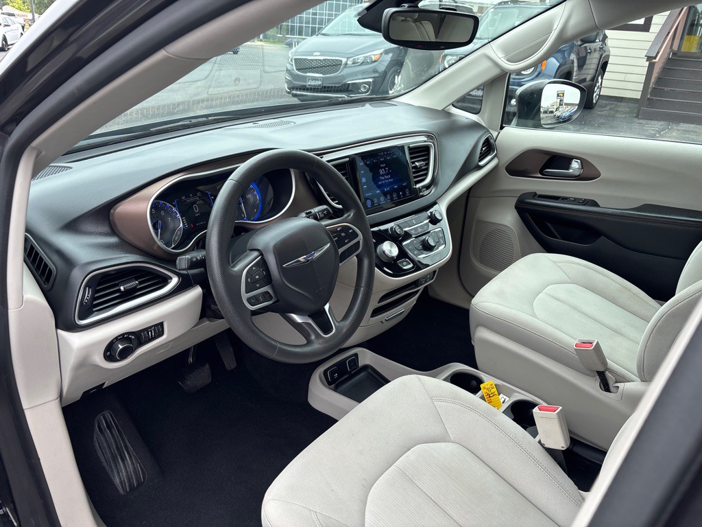 2017 Chrysler Pacifica Image 13