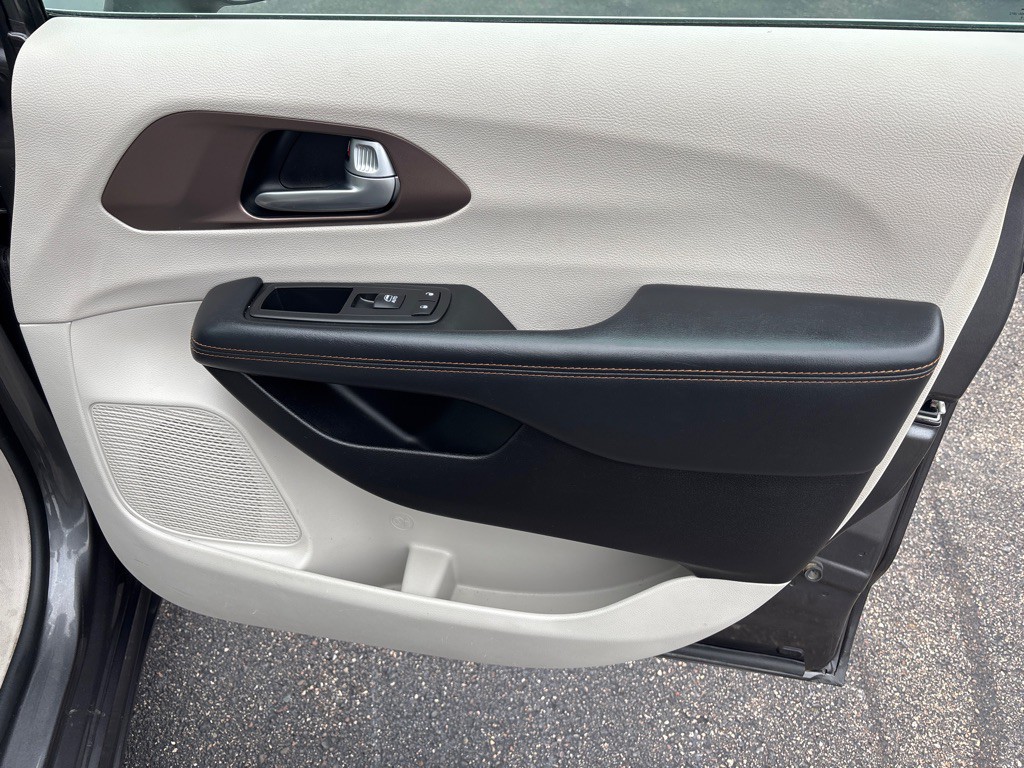 2017 Chrysler Pacifica Image 32