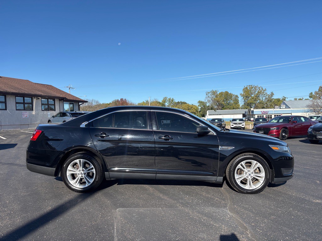 2016 Ford Taurus Image 2