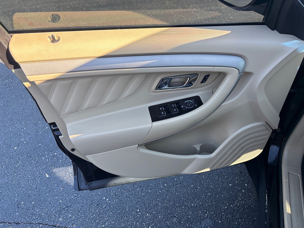 2016 Ford Taurus Image 9