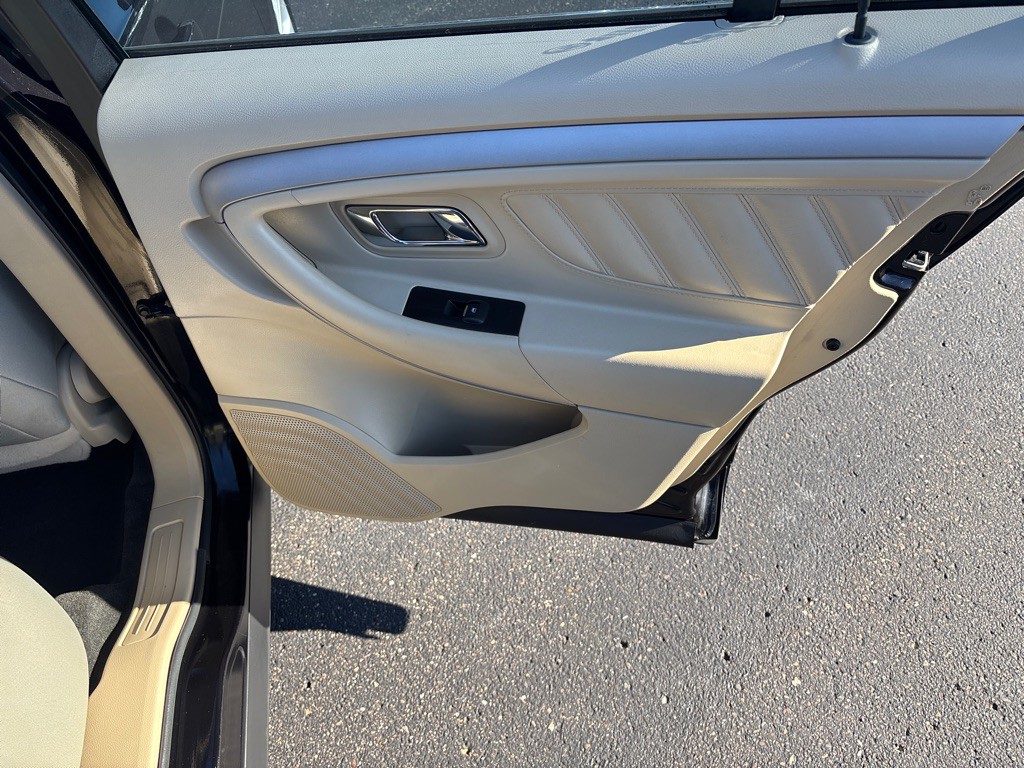 2016 Ford Taurus Image 24