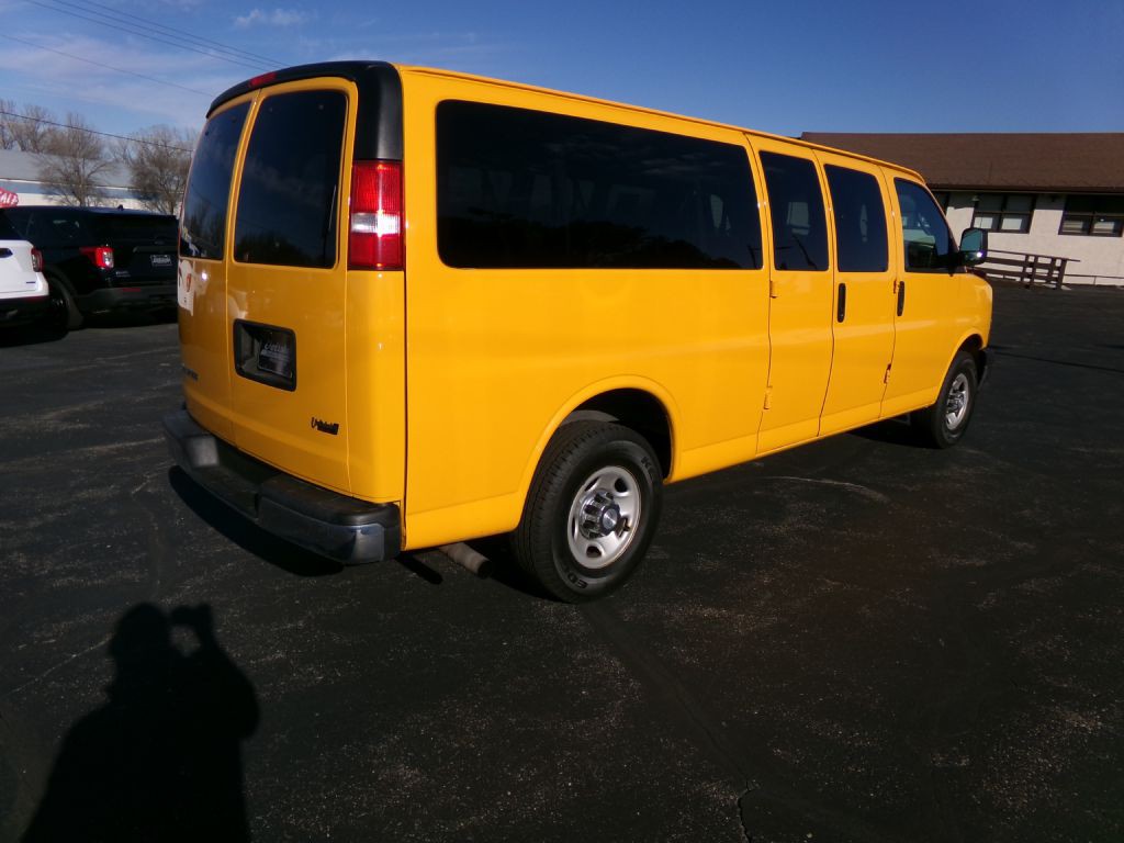 2017 Chevrolet Express Image 3