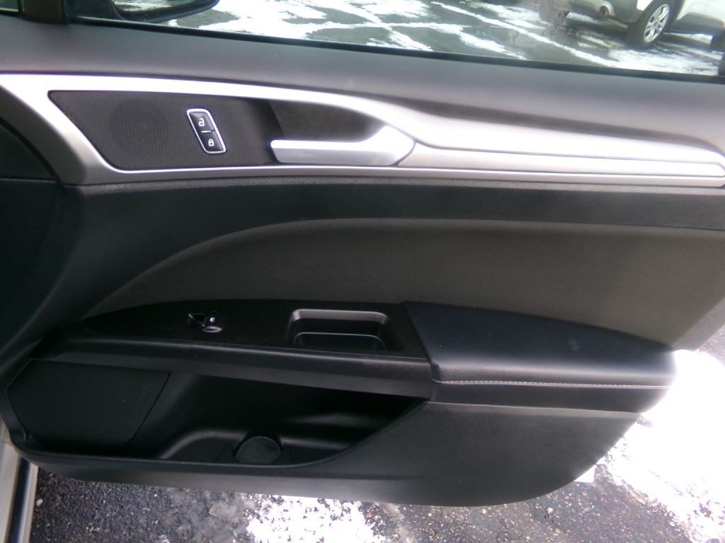 2017 Ford Fusion Image 32