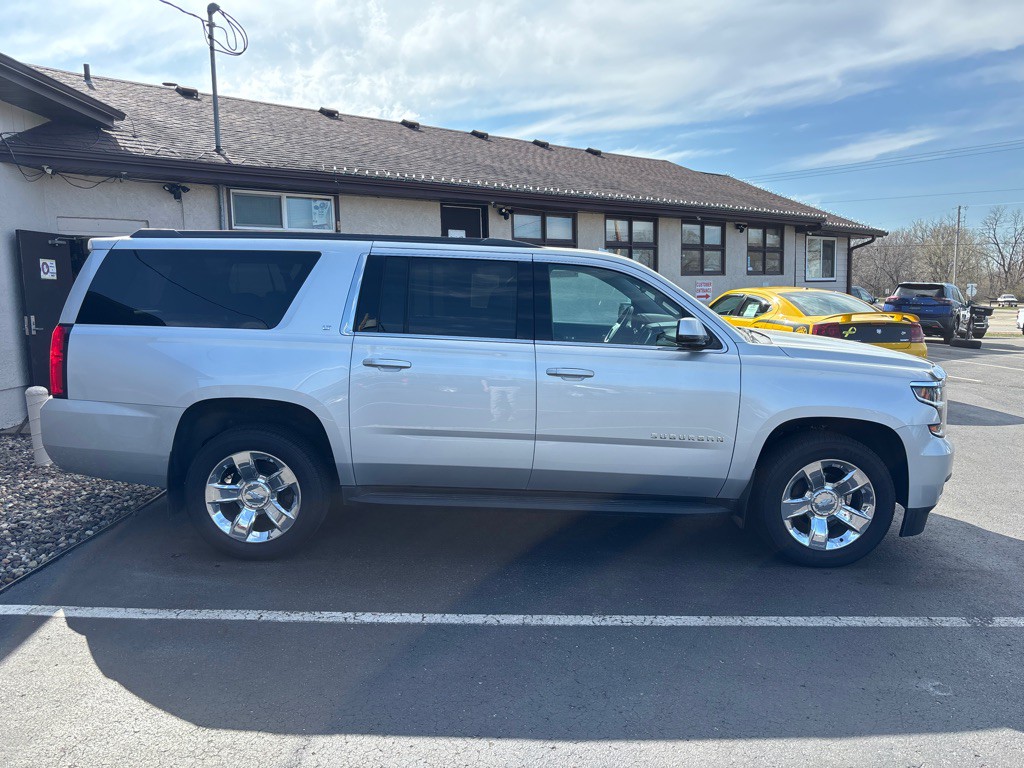 2019 Chevrolet Suburban Image 2