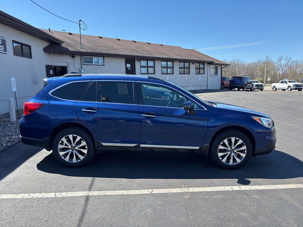 2017 Subaru Outback Image 2
