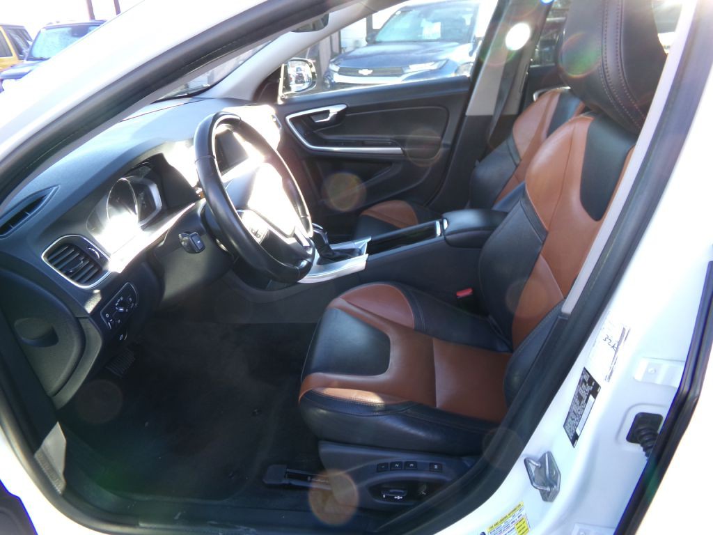 2018 Volvo V60 Image 12