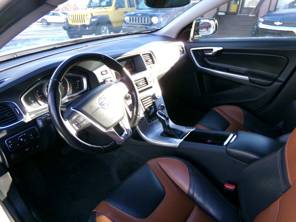 2018 Volvo V60 Image 13
