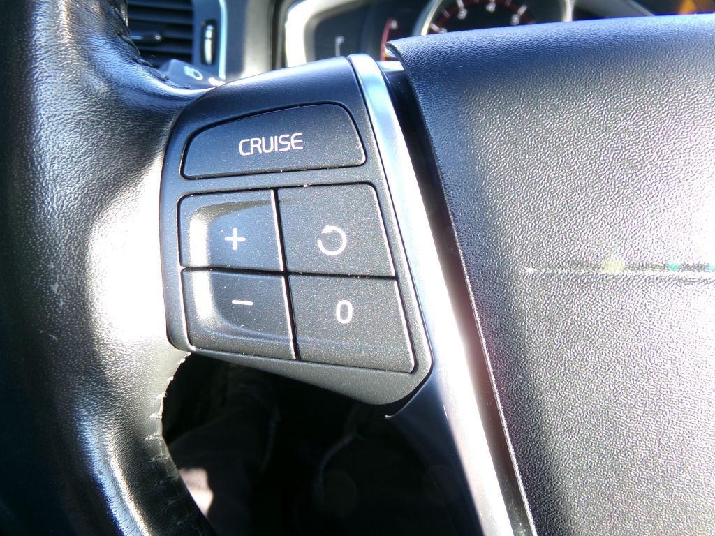 2018 Volvo V60 Image 16