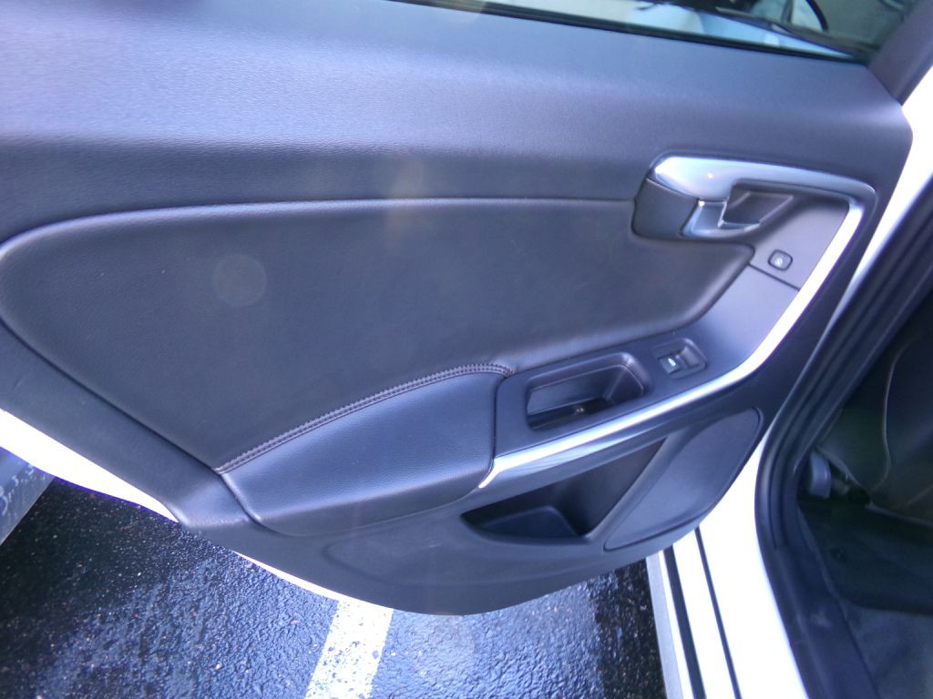 2018 Volvo V60 Image 32