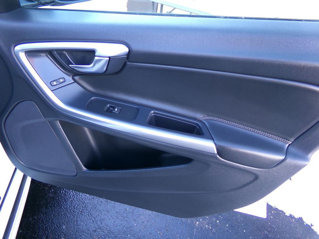 2018 Volvo V60 Image 38