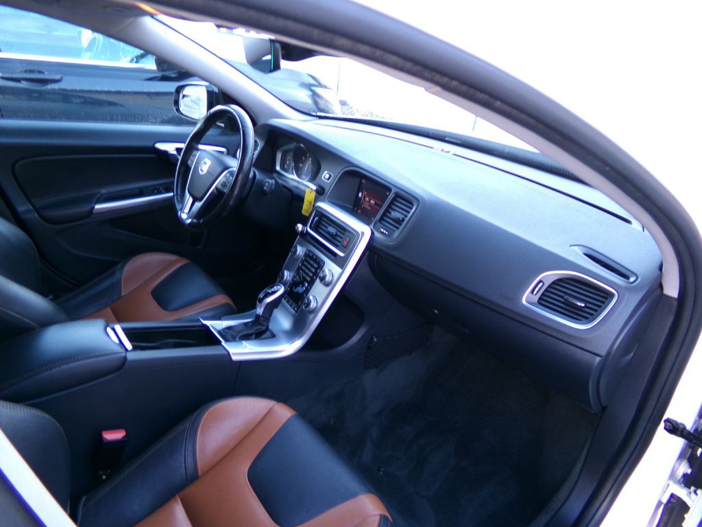 2018 Volvo V60 Image 40