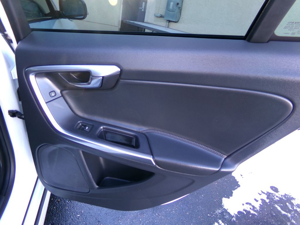 2018 Volvo V60 Image 42