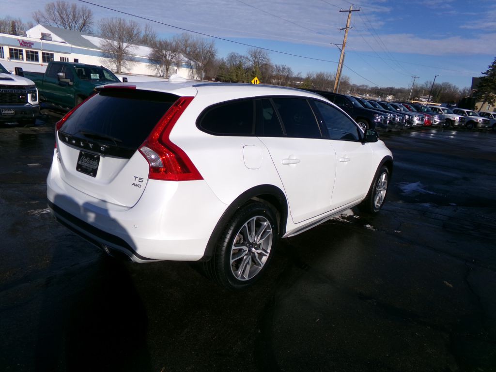 2018 Volvo V60 Image 3