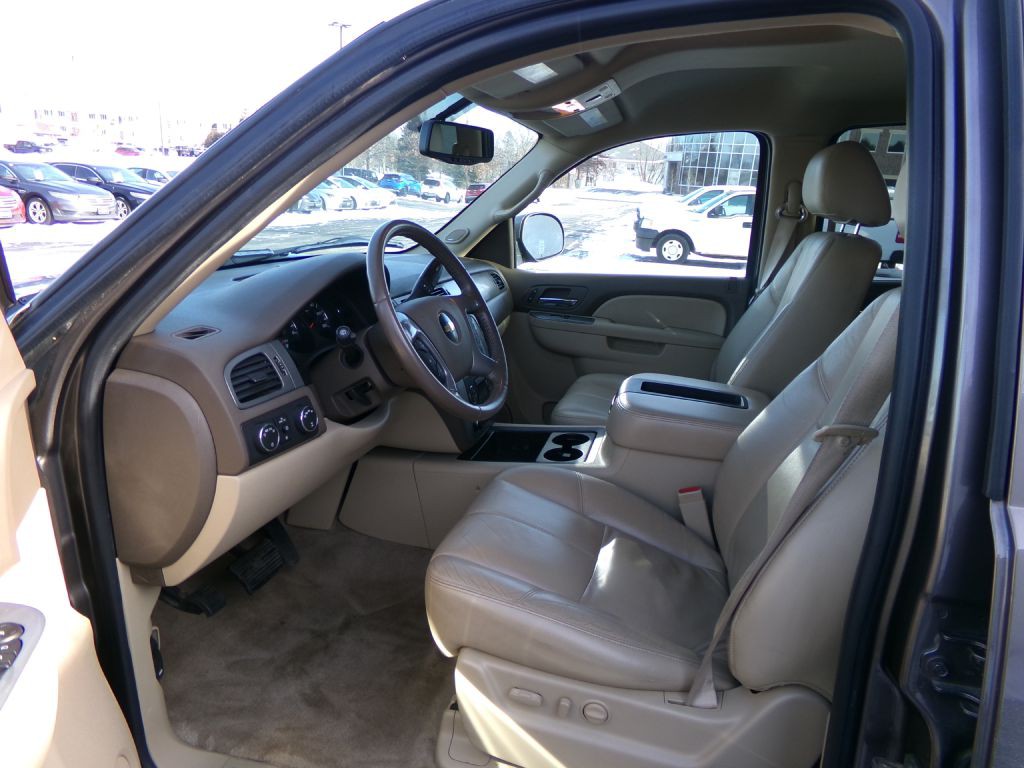 2011 Chevrolet Suburban Image 10