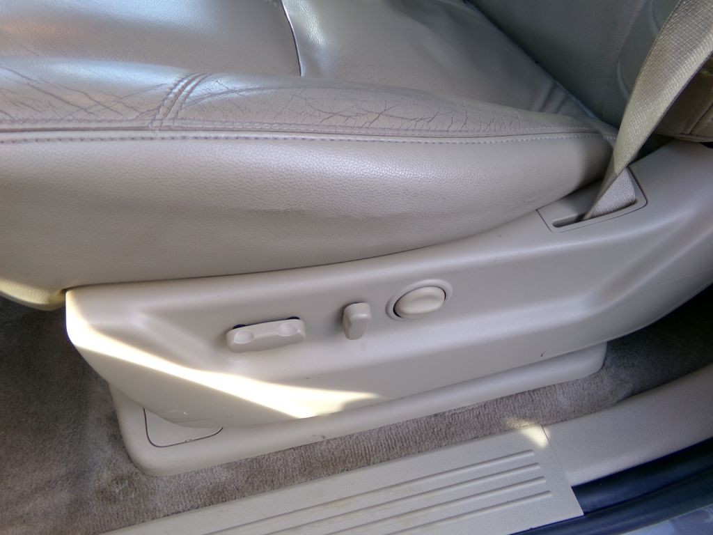 2011 Chevrolet Suburban Image 13