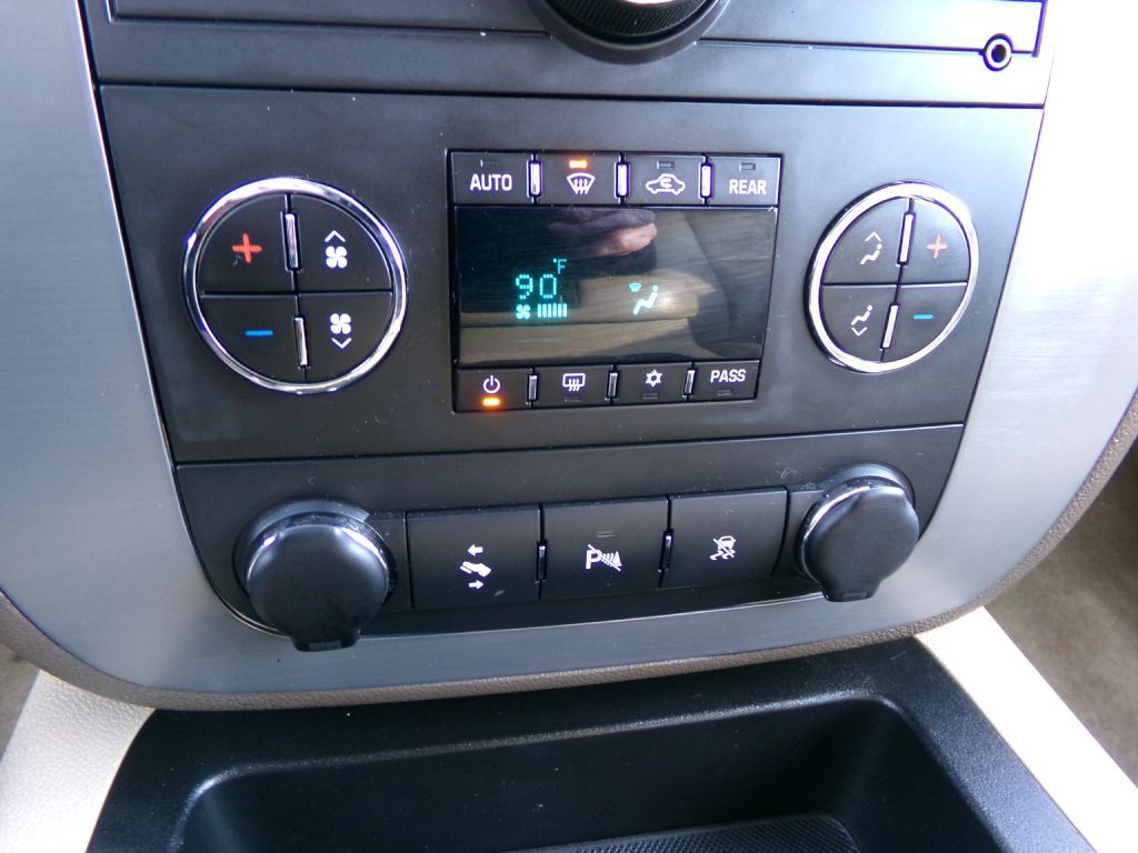 2011 Chevrolet Suburban Image 18