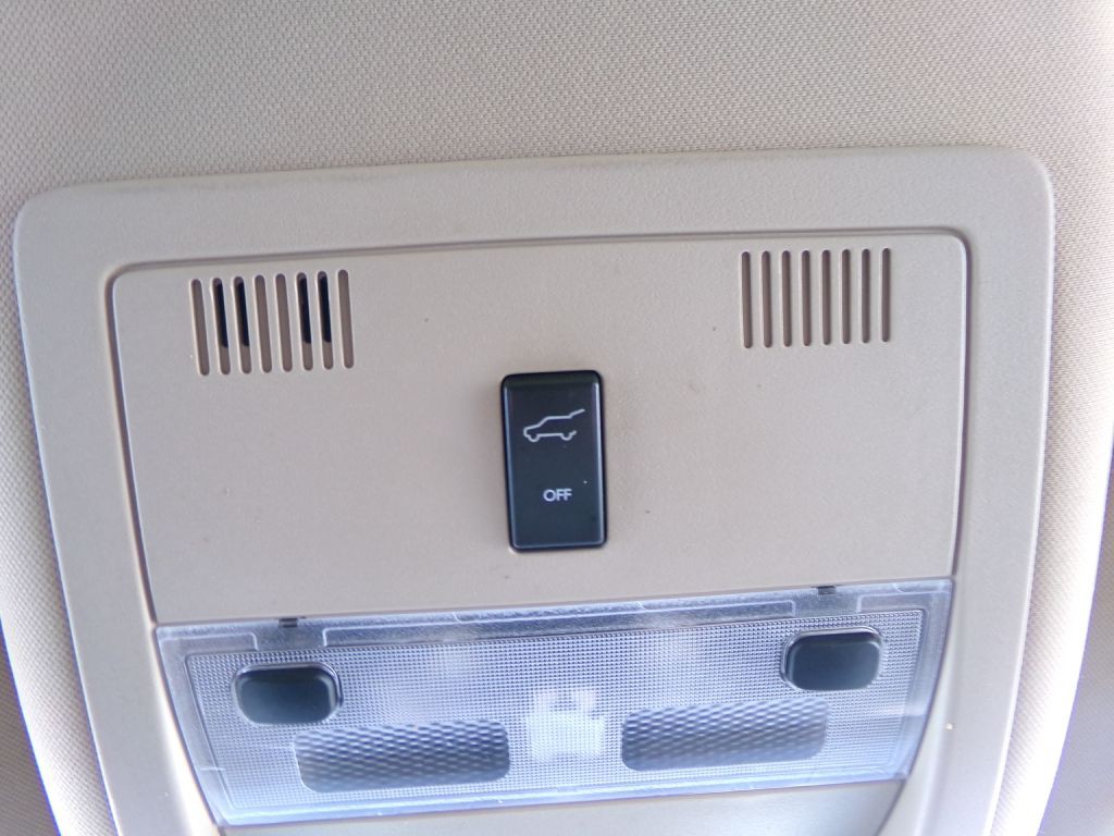 2011 Chevrolet Suburban Image 24