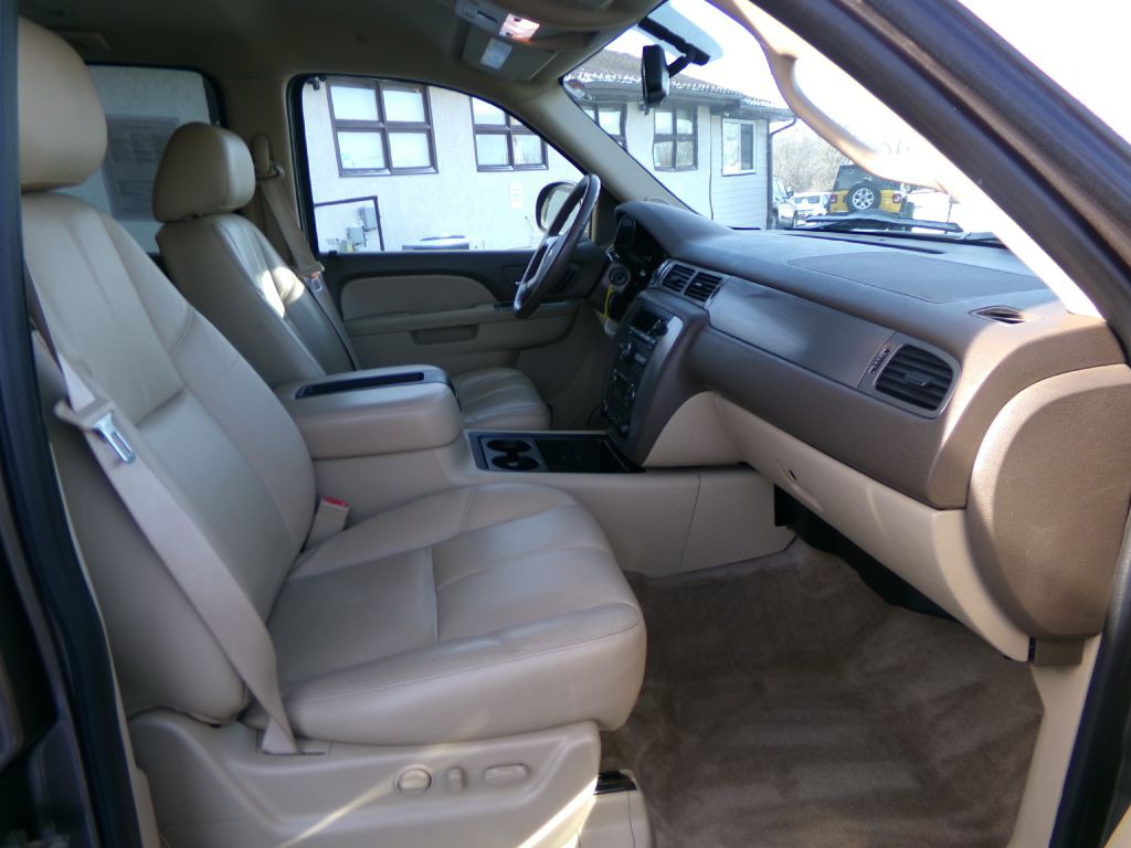 2011 Chevrolet Suburban Image 32