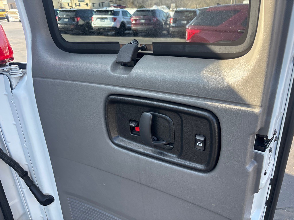 2018 GMC Savana Image 21