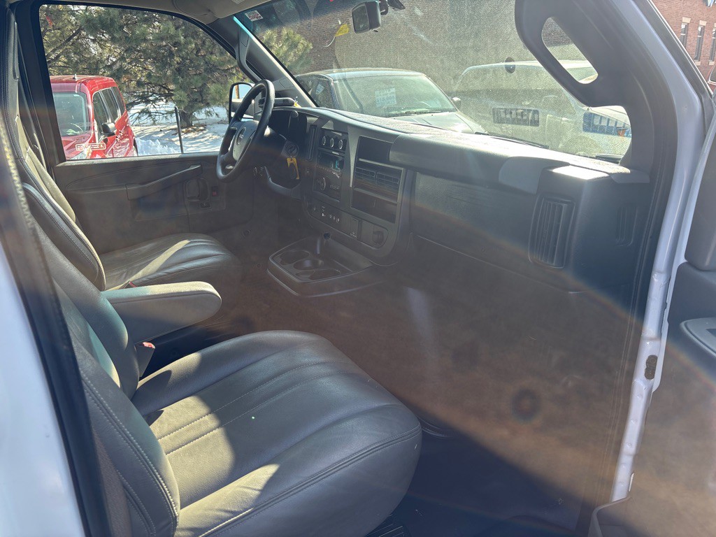 2018 GMC Savana Image 25
