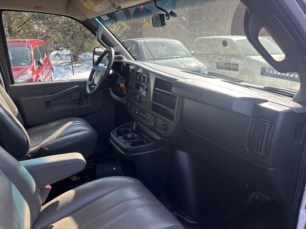 2018 GMC Savana Image 26