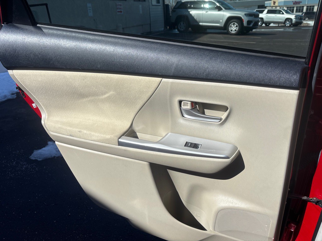 2013 Toyota Prius Image 24