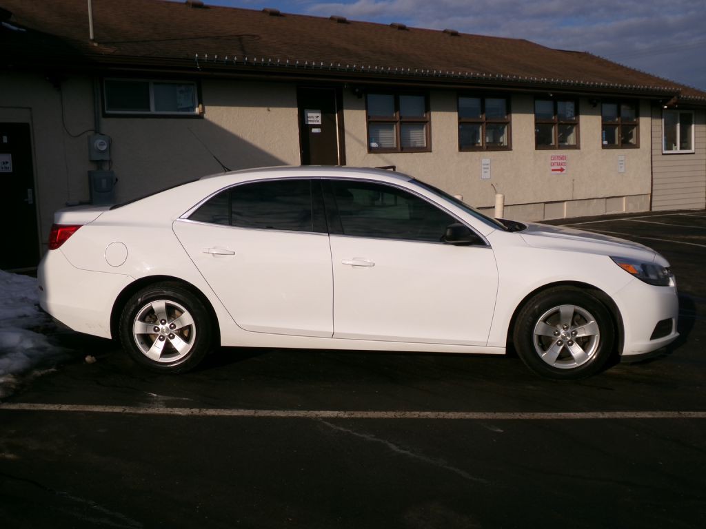 2015 Chevrolet Malibu Image 2